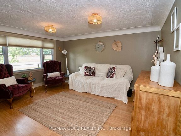 3rd image of 5853 McLeod Rd