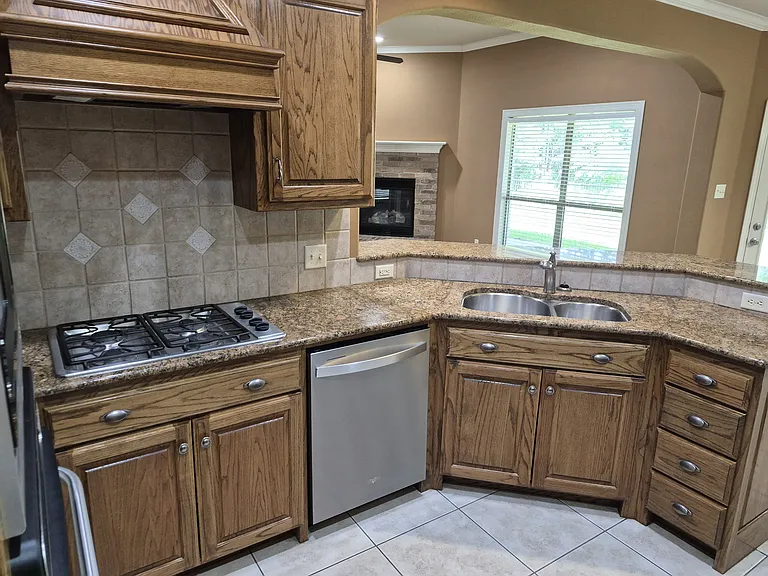 1103 Tiffany Ln — Photo 2