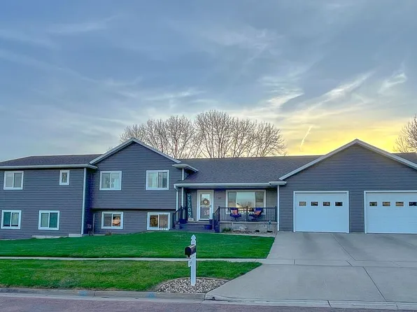915 Twin Oaks Dr, Madison, SD 57042