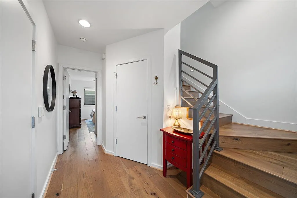 2 bed, 2.5 bath, 2573 sqft, $4,800 — Photo 3
