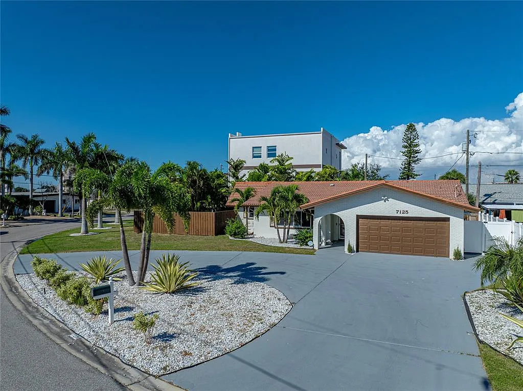 Building Photo - 7125 S Shore Dr S