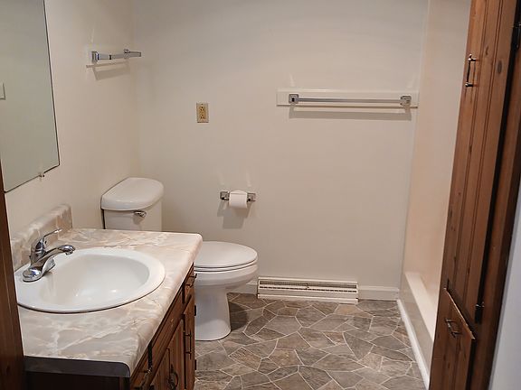 Large bathroom, ample storage