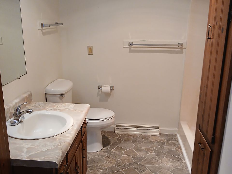 Large bathroom, ample storage
