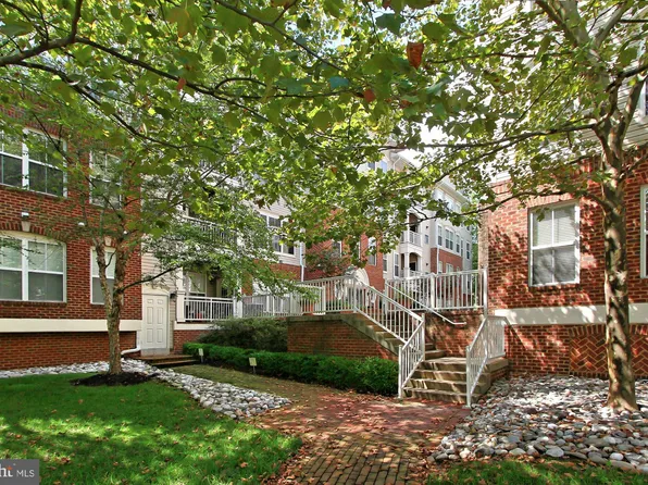 5108 Donovan Dr APT 303, Alexandria, VA 22304