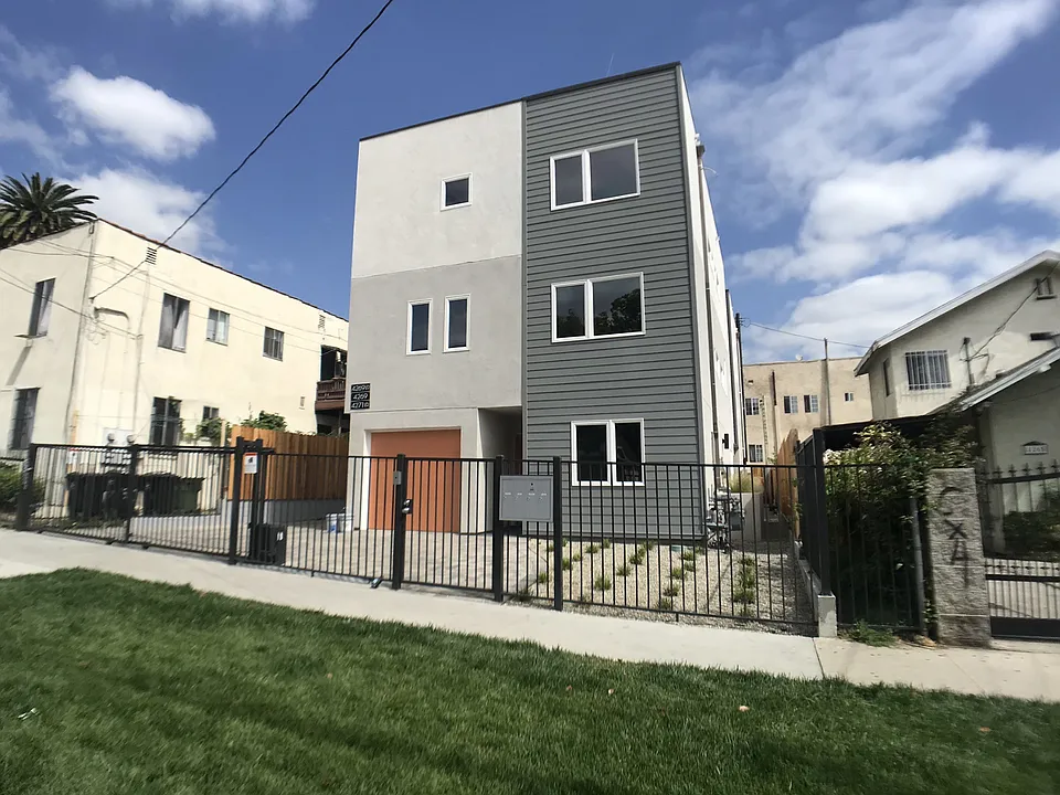4271 Rosewood Ave #1/2