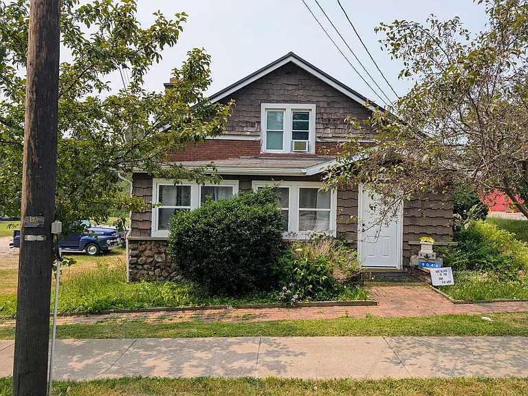 9046 Main St — Photo 1
