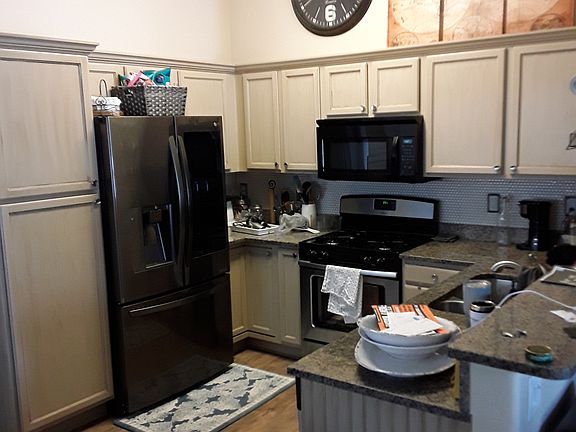 4th image of 5415 S Dover St Unit 201