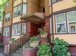 209 N 39th St APT 304, Seattle, WA 98103
