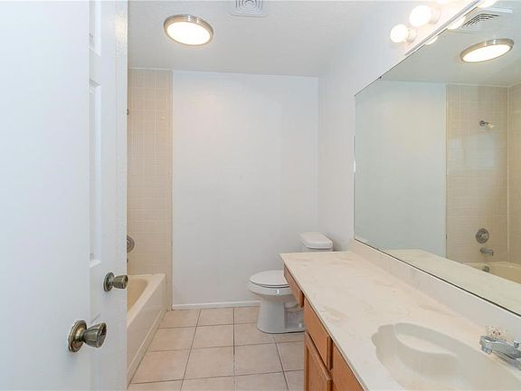 4th image of 660 Holbrook Cir