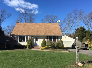 9 Estates Ln, Shoreham, NY 11786