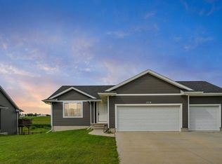 1719 Prairie Rose Dr SW, Cedar Rapids, IA 52404