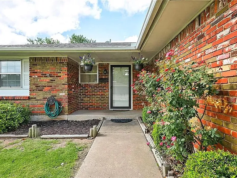 704 Crestmoor Dr — Photo 2