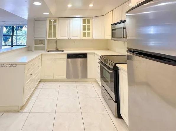 800 Parkview Dr APT 323, Hallandale, FL 33009
