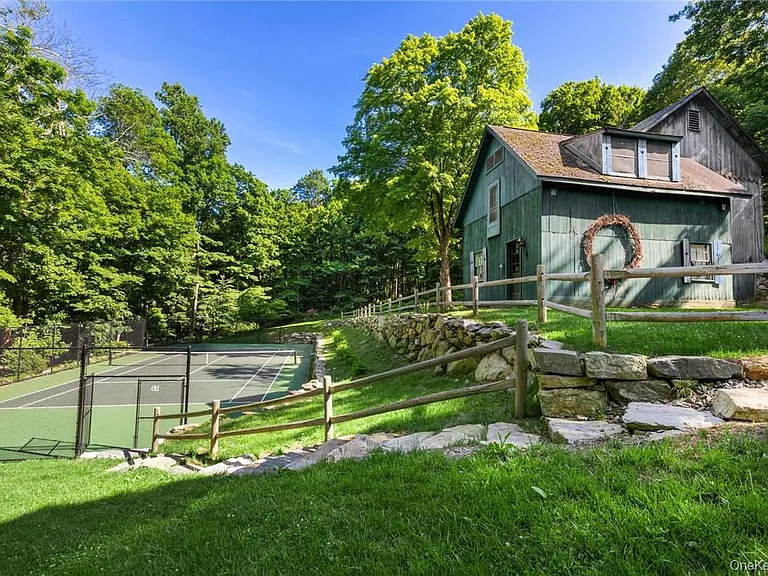 31 Kittredge Dr — Photo 2