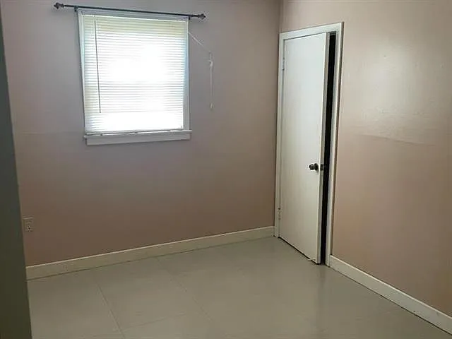 8004 Versailles St — Photo 5
