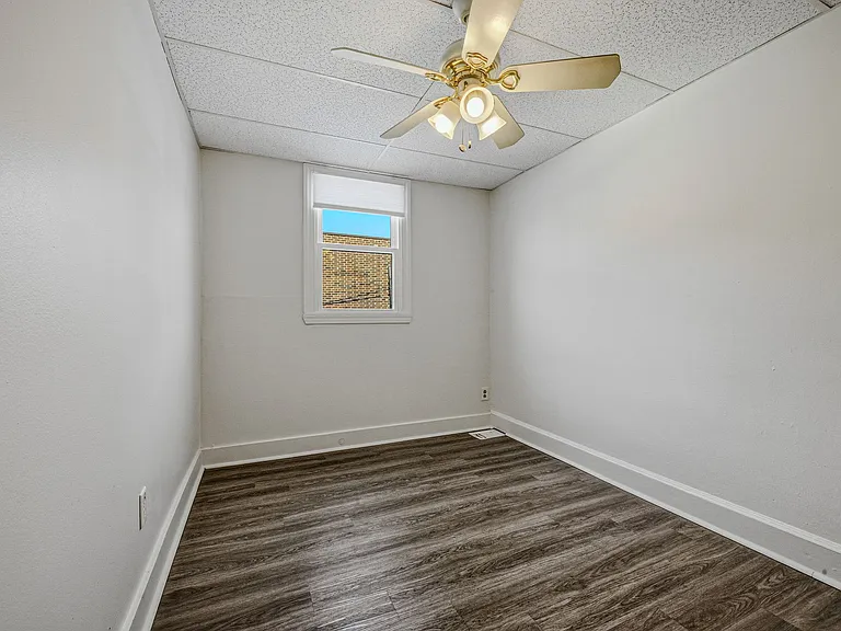 1813 W 7th St — Photo 20