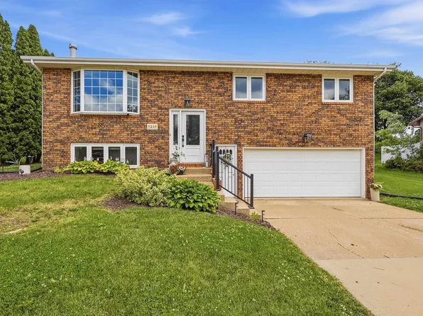 5256 Sun Valley Dr, Dubuque, IA 52002