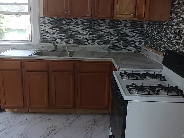 640 S 6th Ave — Photo 7