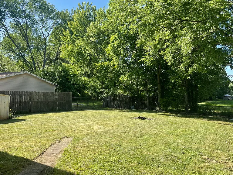 2604 E Riverside Dr — Photo 2