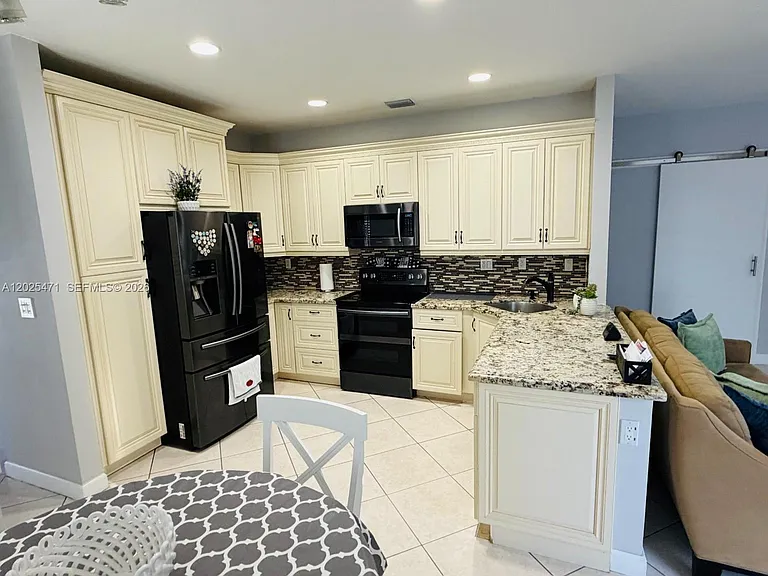 15858 SW 138th Ter — Photo 12