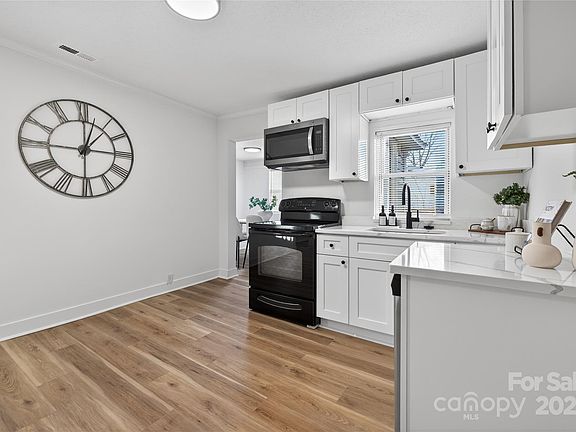 3rd image of 1001 N Ransom St