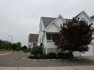 230 E Raleigh Ave, Wildwood Crest, NJ 08260