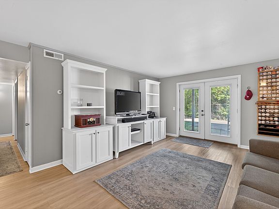 2nd image of 555 N Dupont Ave APT B41