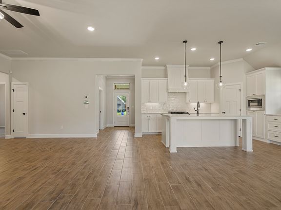 Example of Bellevue II floor plan - Features and Finishes may vary based on product availability