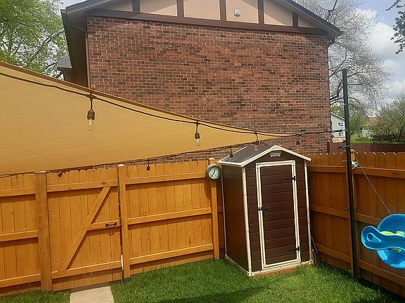 3rd image of 18W276 Kirkland Ln