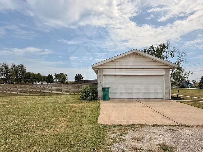 180 S Barrington Rd — Photo 15
