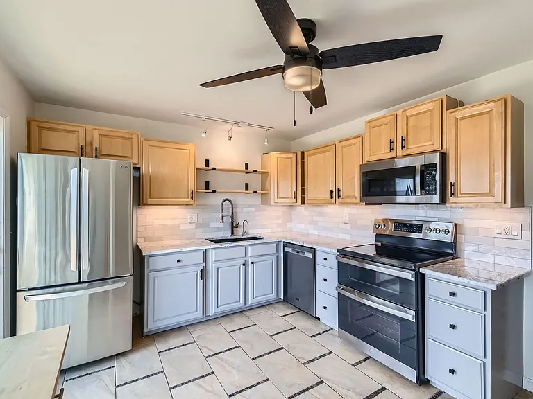 1186 N Franklin Ave — Photo 9