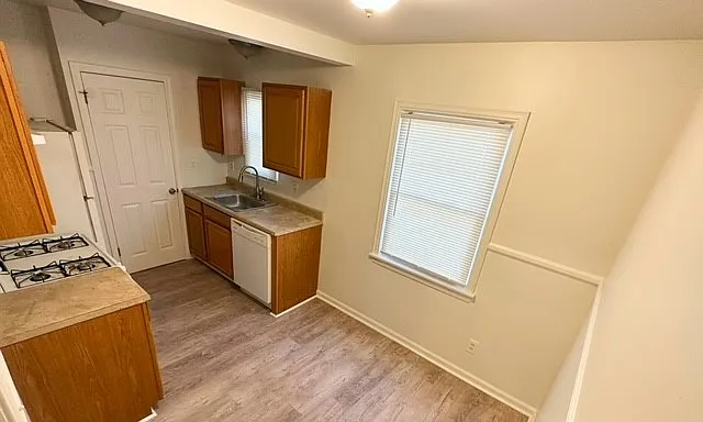 221 Flowerdale St — Photo 5