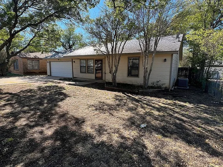 1818 Marshall St — Photo 1