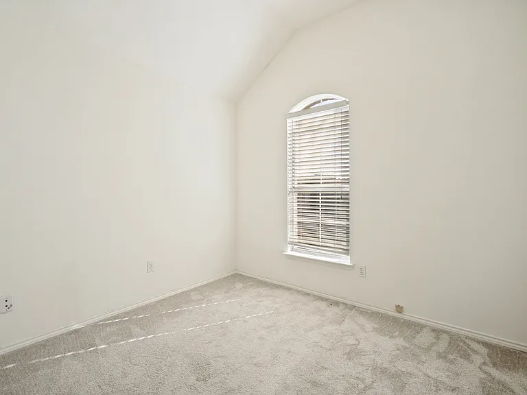 Bonus room or an office attached to the primary bedroom