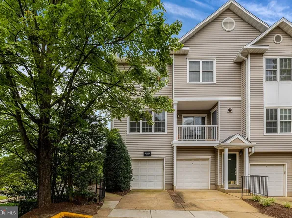 12841 Fair Briar Ln #12841, Fairfax, VA 22033