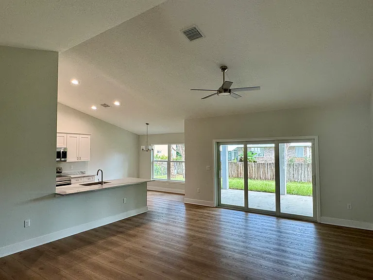 737 Rolling Hill Dr — Photo 2