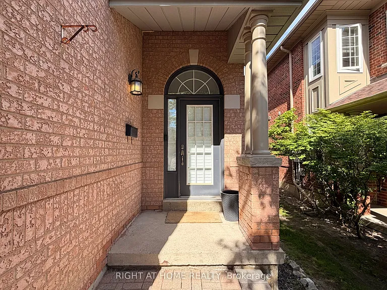 2 Mary Gapper Cres #7 — Photo 3