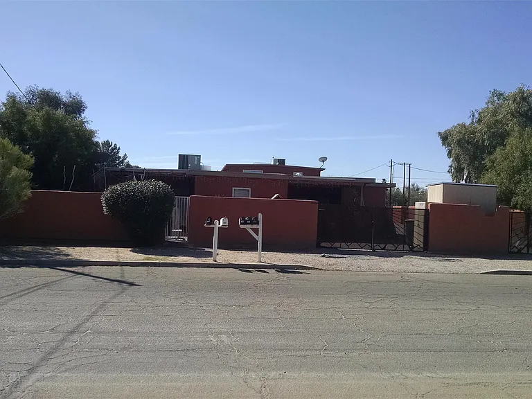304-306 E Blacklidge Dr — Photo 15