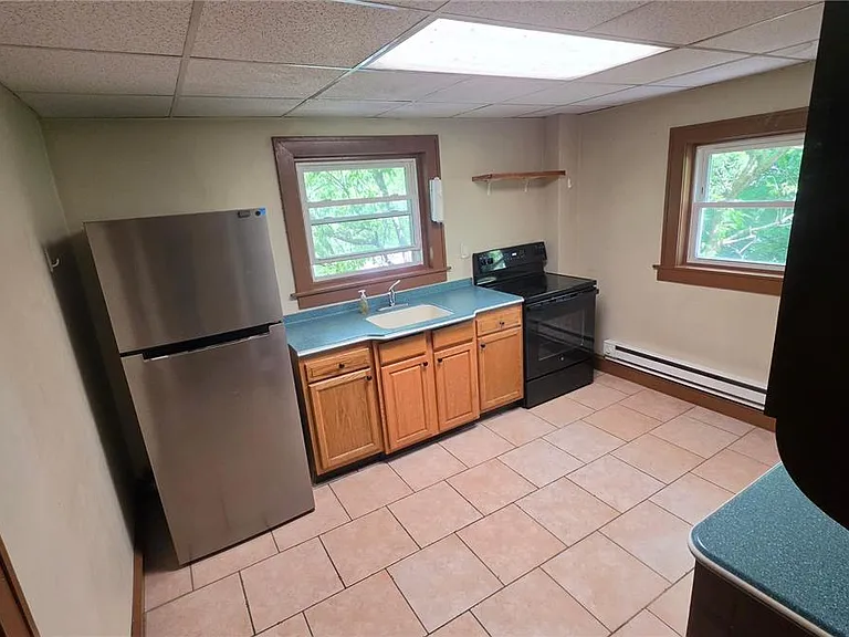 233 W Ridge St — Photo 2