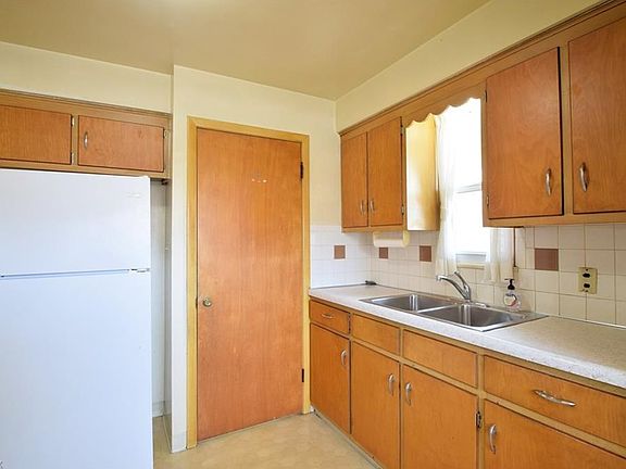 2nd image of 7107 Forest Ave