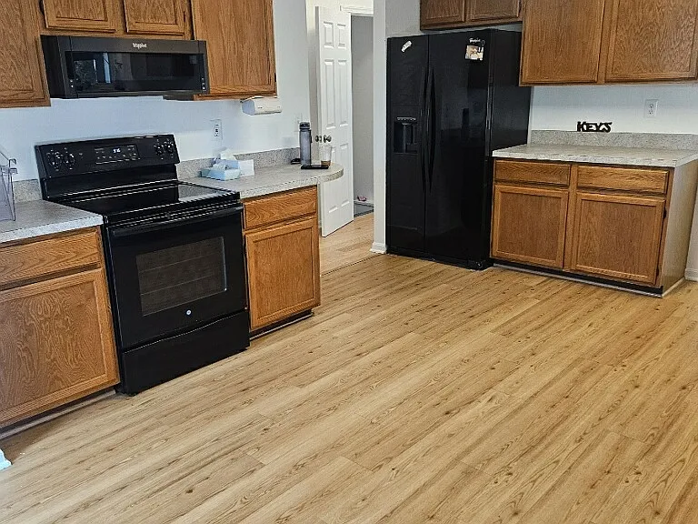 Large Eat in Kitchen, Electric Stove