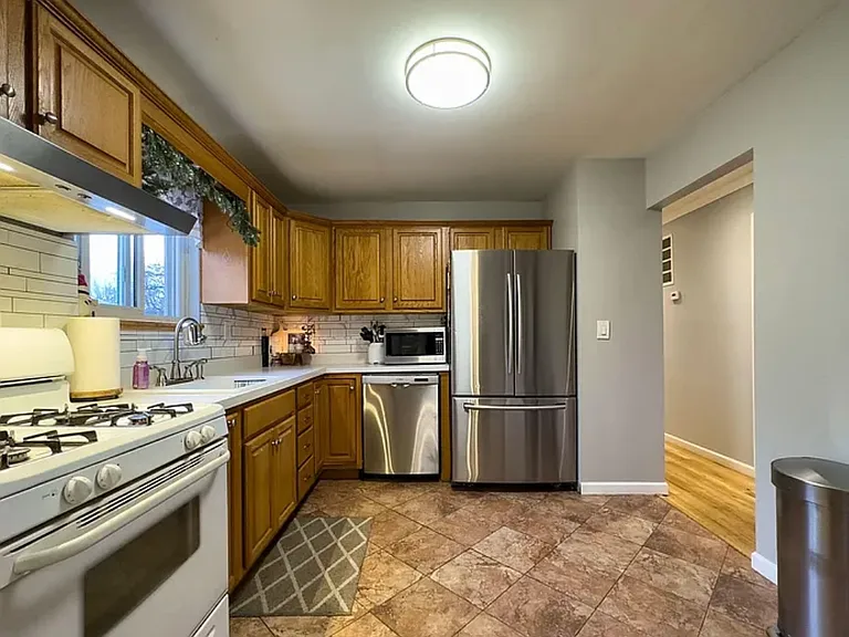 1 Berkshire Ct — Photo 6