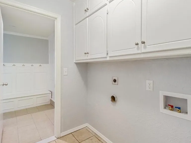 1037 Mobile Cir — Photo 17