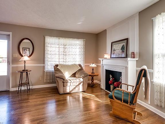5th image of 830 E 254th St