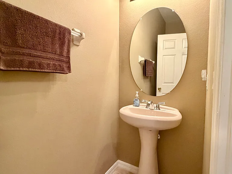 Guest powder room on the first floor - 1720 RETREAT VIEW CIR.