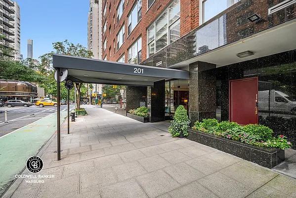 Sold by Coldwell Banker Warburg | media 29