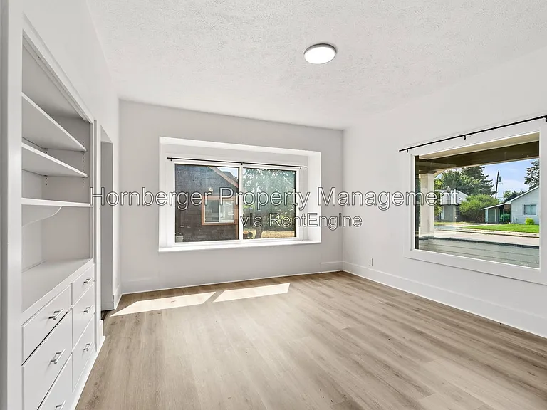 2719 E Columbia Ave — Photo 2