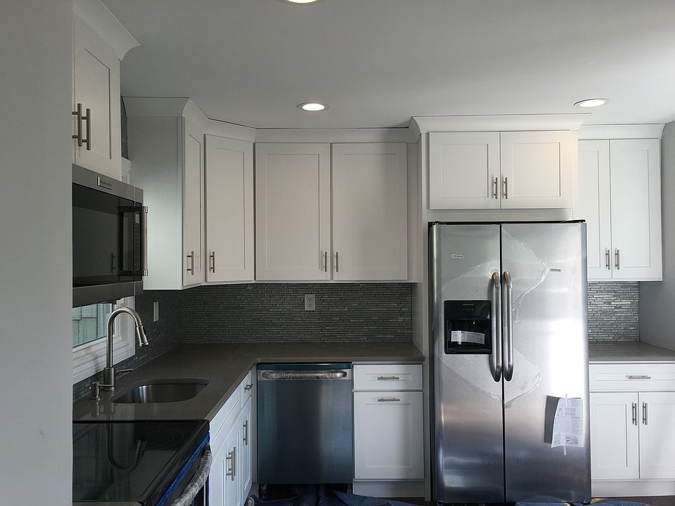 Refridgerator with ice maker and water dispenser