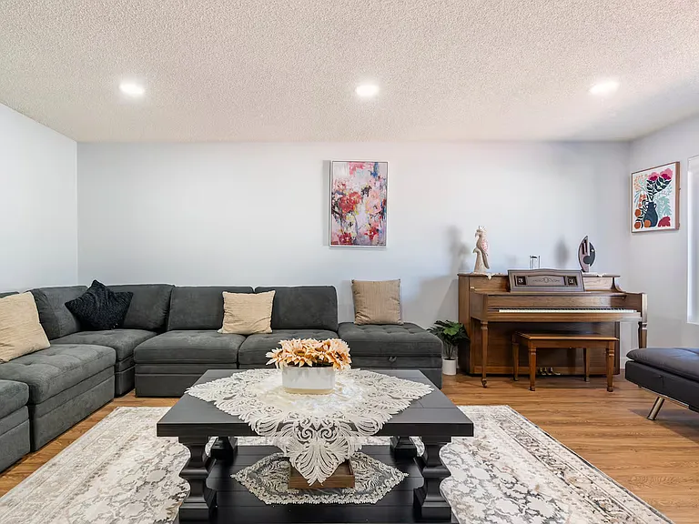 3196 Crescent Ave — Photo 2