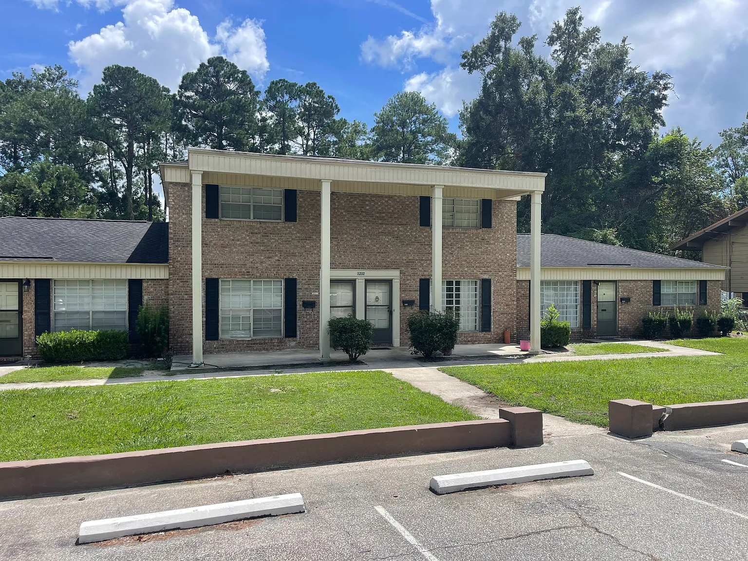 2 bed, 1.5 bath, 1050 sqft, $950 — Photo 1